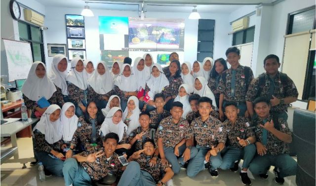 Foto Rombongan di ruangan Akuisisi data penginderaan jauh SBPJ Parepare
